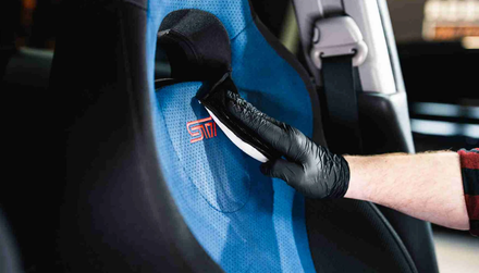 Scrub Bar: „argila” detailingului interior – de ce curăță atât de eficient și cum îl folosești corect