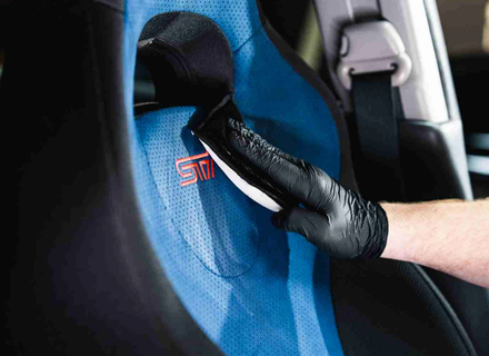 Scrub Bar: „argila” detailingului interior – de ce curăță atât de eficient și cum îl folosești corect